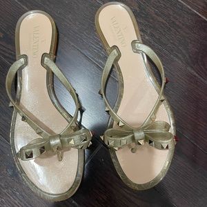 Valentino Garavani rockstud flip